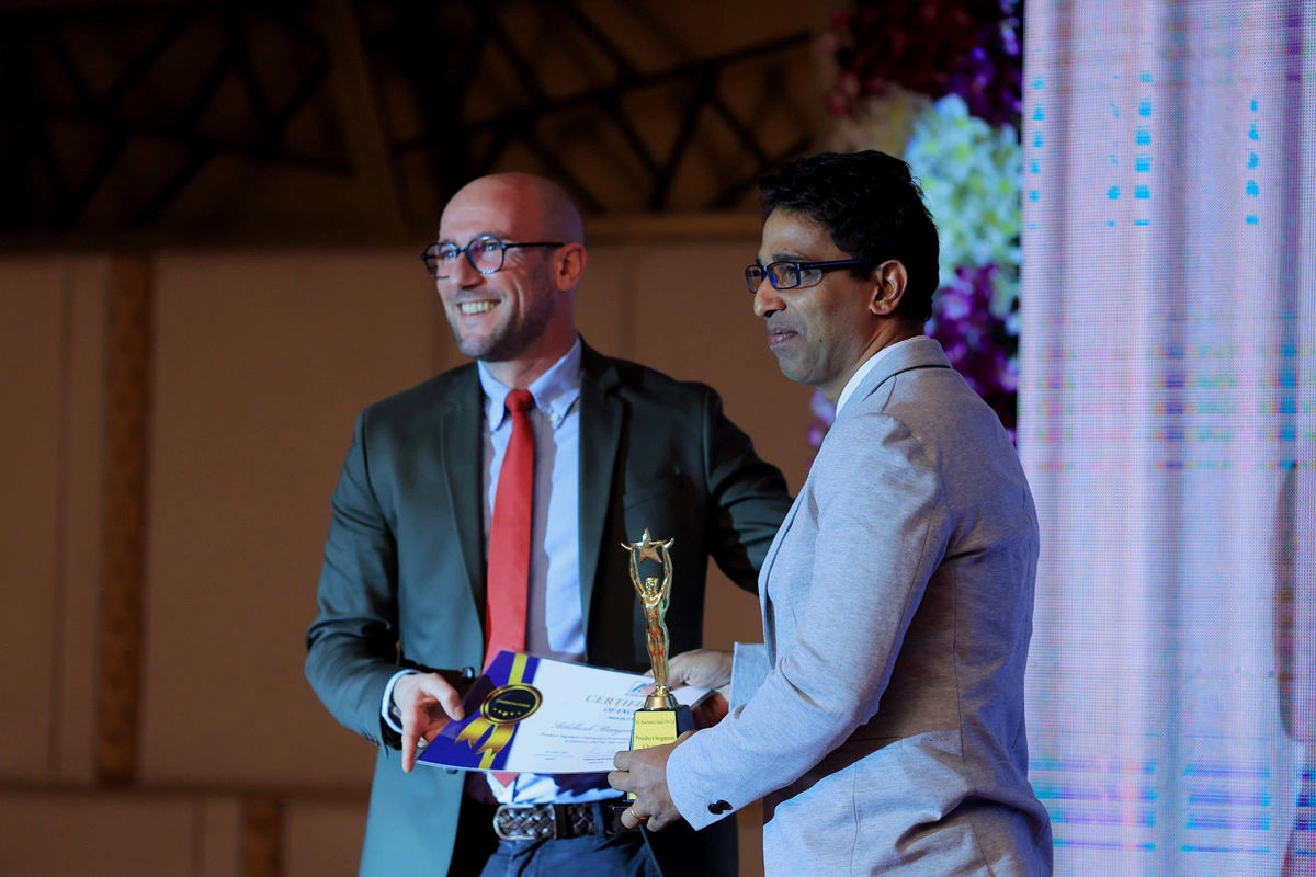 MC's Business Development Manager for India, Wolfgang Litz, gives an award to an employee of MC-Bauchemie India. 